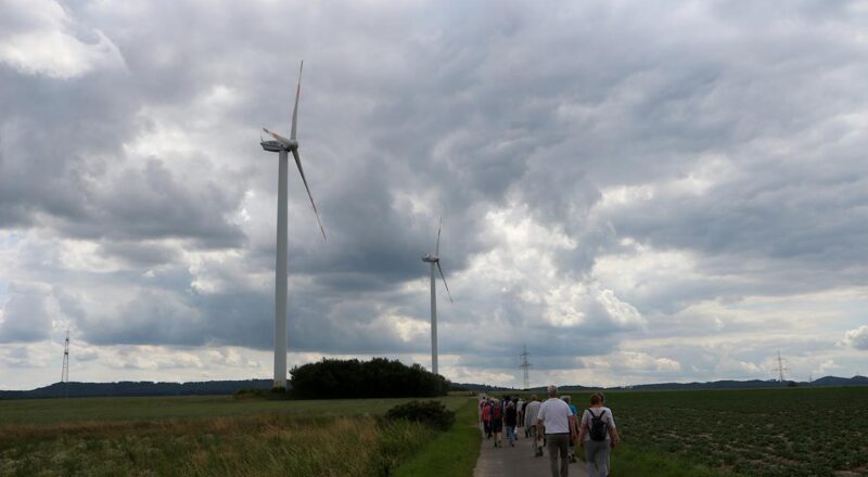 Auf dem Lehagenweg geht es an den Windrädern entlang. Foto: Thomas Dohna