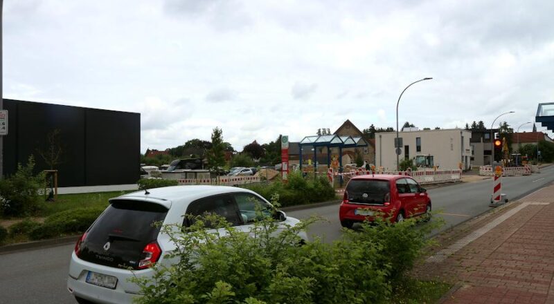 Seit Tagen regelt eine Ampel den Verkehr auf der Hauptstraße. Der Grund sind Leitungsarbeiten. Foto: Thomas Dohna