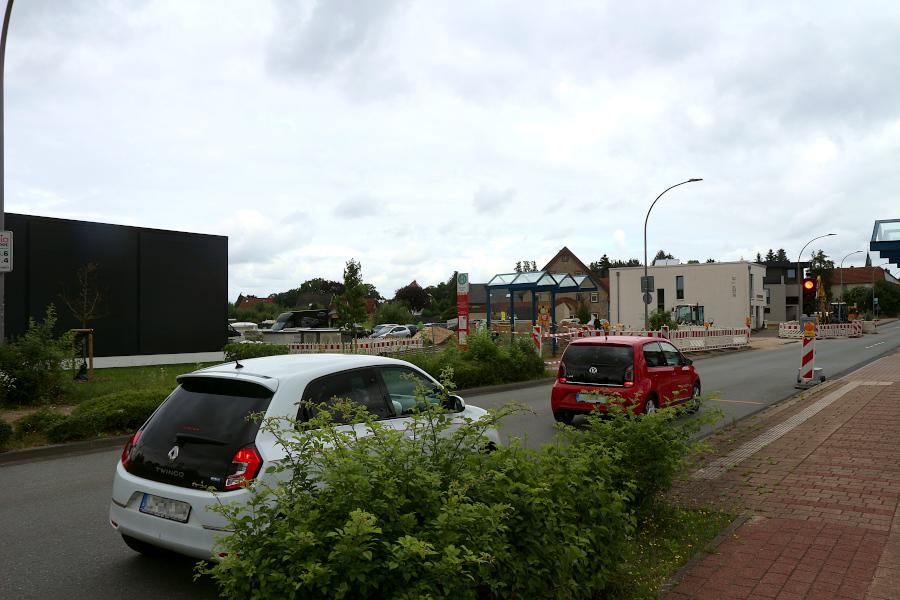 Seit Tagen regelt eine Ampel den Verkehr auf der Hauptstraße. Der Grund sind Leitungsarbeiten. Foto: Thomas Dohna