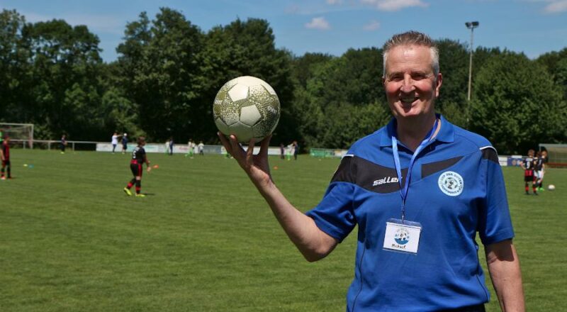 Michael Bartsch, Vorsitzender des Vereins Cup der guten Hoffnung, freut sich über ein gelungenes Turnier in Bexterhagen. Foto: Thomas Dohna