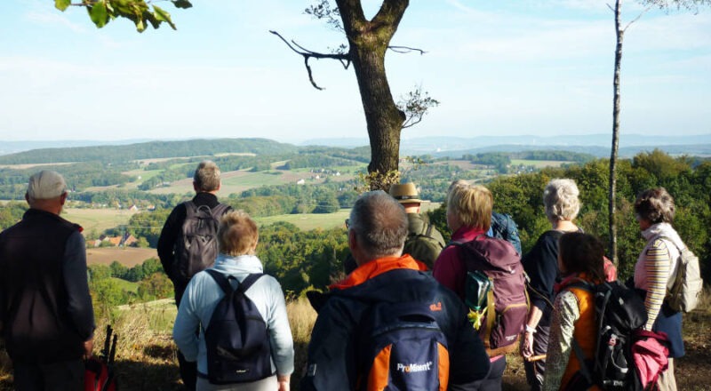 Wanderer am Bonstapel Foto: Lippe Tourismus & Marketing GmbH