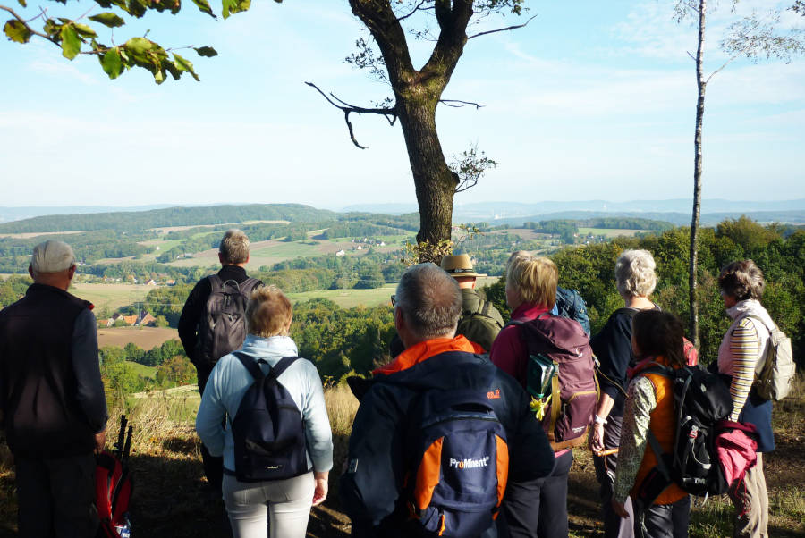 Wanderer am Bonstapel Foto: Lippe Tourismus & Marketing GmbH