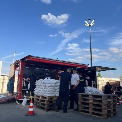 Vorsorglich hatte die Kreisfeuerwehr vor dem drohenden Unwetter Sandsäcke füllen lassen. Foto: Freiwillige Feuerwehr