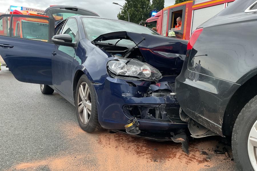 Auf der Hauptstraße in Höhe des Kriemelmann-Gebäudes war ein Fahrzeug auf ein anderes aufgefahren. Foto: Freiwillige Feuerwehr Leopoldshöhe