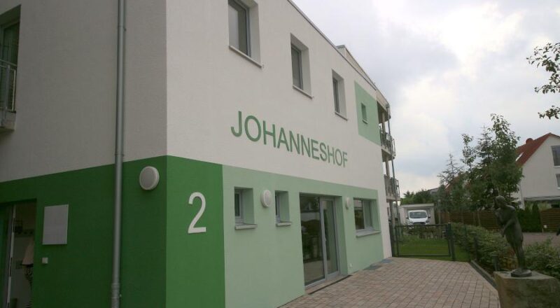 Der Eingang des Johanneshofes ist schlicht gestaltet. Foto: Thomas Dohna