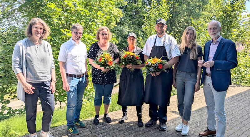 Andrea Rodekamp, Fachbereichsleitung Bildung & Soziales, Bürgermeister Martin Hoffmann, Liane Schewe, Silke Wickbold, Andre Buschmeier (alle drei Mensaverein), stellvertretende Schulleiterin Kathrin Slotta und Schulleiter Manfred Kurtz. Foto: Gemeinde Leopoldshöhe