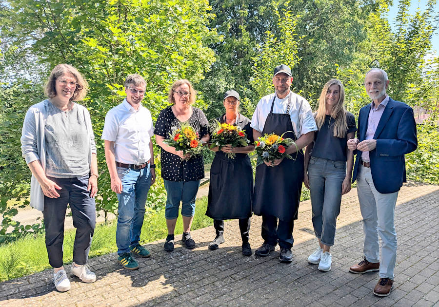 Andrea Rodekamp, Fachbereichsleitung Bildung & Soziales, Bürgermeister Martin Hoffmann, Liane Schewe, Silke Wickbold, Andre Buschmeier (alle drei Mensaverein), stellvertretende Schulleiterin Kathrin Slotta und Schulleiter Manfred Kurtz. Foto: Gemeinde Leopoldshöhe