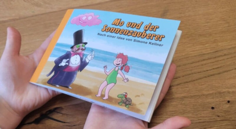 Kleines Buch mit großer Wirkung: „Mo und der Sonnenzauberer“ soll Kindern den richtigen Umgang mit der Sonne näher bringen. Foto: Simone Kellner.