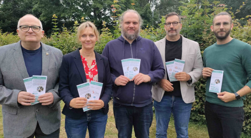Dr. Frank Oliver Klute, Tanja Marschner, Tim Emmerling und Marc Zander (rechts) vom Kreis Lippe stehen gemeinsam mit Arnd Begemann (Zweiter von rechts) vom Kommissariat Kriminalprävention als Ansprechpartner zur Verfügung. Auf dem Bild nicht dabei: Das „Wegweiser“-Team. Foto: Kreis Lippe
