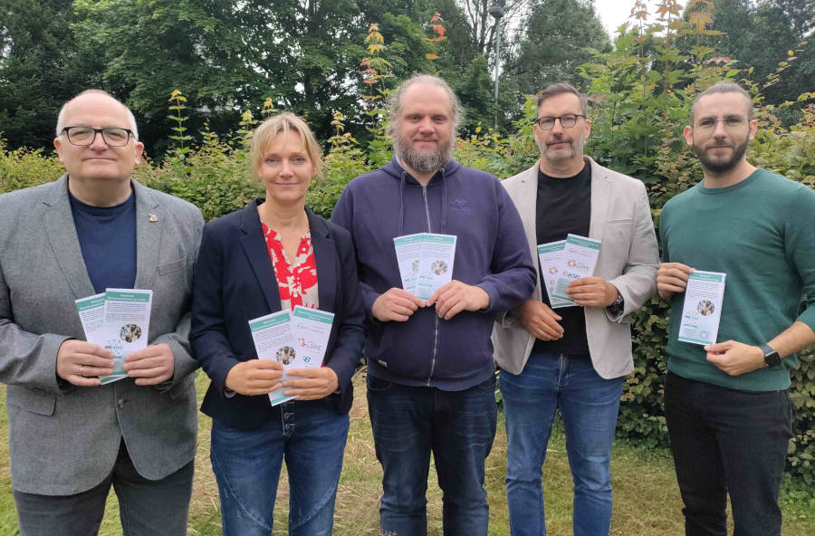 Dr. Frank Oliver Klute, Tanja Marschner, Tim Emmerling und Marc Zander (rechts) vom Kreis Lippe stehen gemeinsam mit Arnd Begemann (Zweiter von rechts) vom Kommissariat Kriminalprävention als Ansprechpartner zur Verfügung. Auf dem Bild nicht dabei: Das „Wegweiser“-Team. Foto: Kreis Lippe