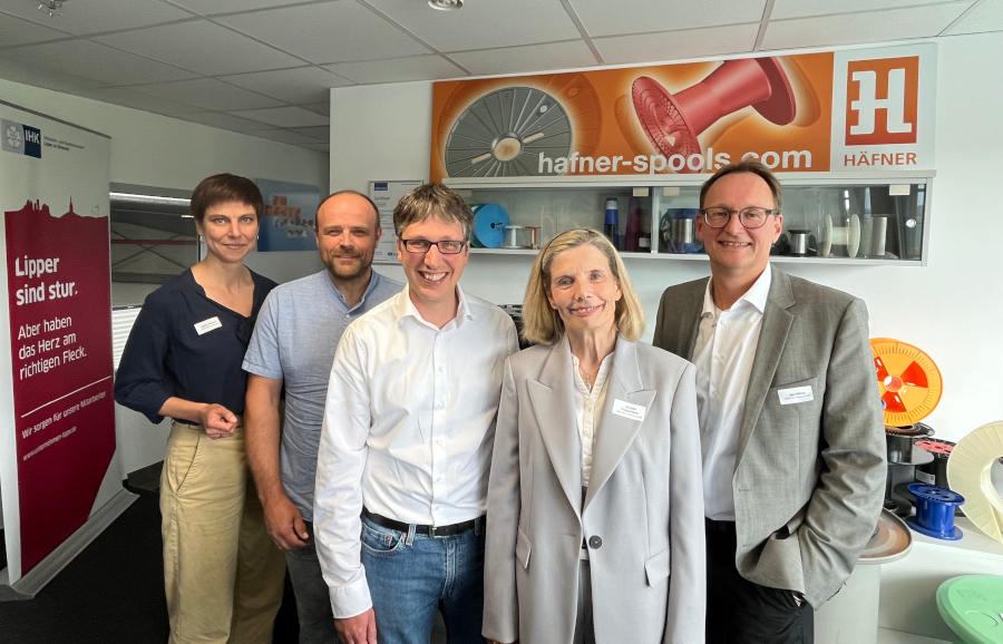 Im Gespräch mit den Unternehmen aus Leopoldshöhe: Jan Häfner, Annette Küstermann, Prof. Dr. Martin Hoffmann, Frank Sommer und Jenny Krumov (von rechts). Foto: IHK Lippe