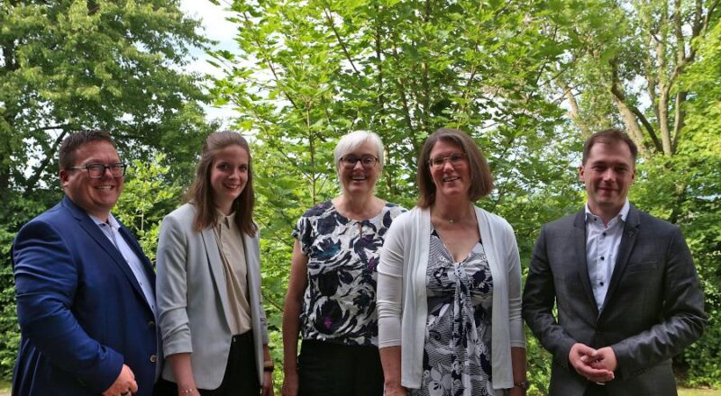 Pfarrer Hendrik Meier, Vikarin Mandy Morgenthal, die verabschiedete Pfarrerin Kornelia Schauf, die Vorsitzende des Kirchenvorstandes Andrea Rodekamp und Superintendent Sven Lesemann (von links). Foto: Thomas Dohna