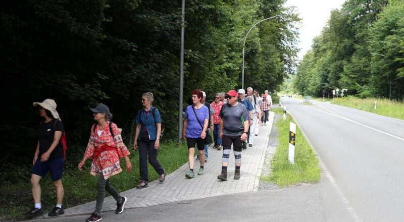 Die Wandernden biegen von dem neuen Gehweg zwischen Bushaltestelle und dem Friedhof Dahlhausen ab. Foto: Thomas Dohna