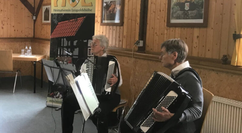 Claudia Albri (links) und Anneliese Tank gaben ein Akkordeon-Konzert auf dem Heimathof. Foto: Privat