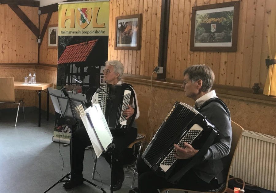 Claudia Albri (links) und Anneliese Tank gaben ein Akkordeon-Konzert auf dem Heimathof. Foto: Privat