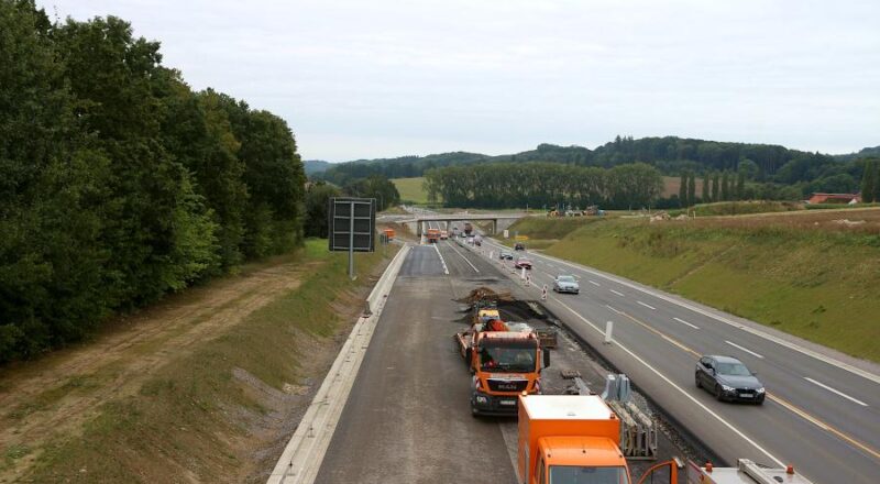 Die Fahrbahn zur Brücke hin ist fertig und markiert. Vorn stehen noch Arbeiten aus. Foto: Thomas Dohna