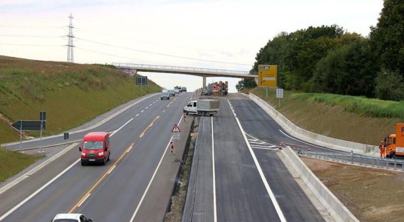 Dort, wo der kleine Transporter auf die Fahrbahn fährt, wird es ab Montag eine Überfahrt für Autofahrer geben, die von der Hauptstraße kommen. Foto: Thomas Dohna