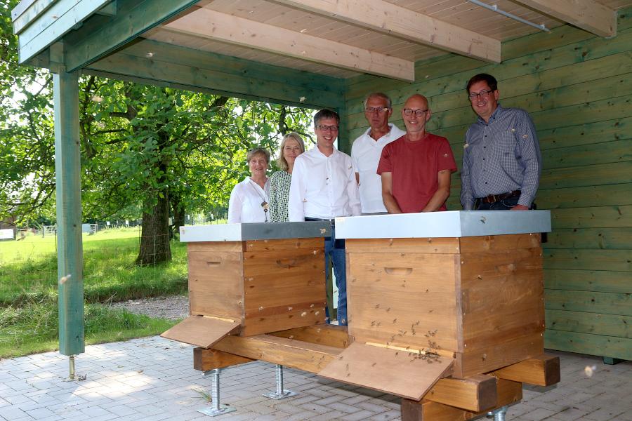 Guido Letmathe (im roten Shirt) betreut den Bienenlehrstand auf dem Heimathof. An der Vorstellung des Standes nahmen Inge Hoffmann vom Heimatverein (von links), Susanne Weißhaupt (3L-leader-Region), Bürgermeister Martin Hoffmann, Bernd Hoffmann (Heimatverein) und Michael Kiszan (Gemeindeverwaltung). Foto: Thomas Dohna