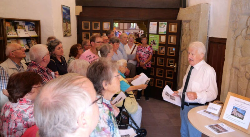 Kirchenführung mit Pfarrer im Ruhestand Gerhard Lange aus Heidelbeck. Foto: Lippische Landeskirche