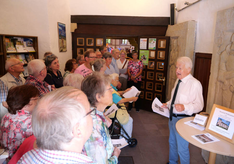 Kirchenführung mit Pfarrer im Ruhestand Gerhard Lange aus Heidelbeck. Foto: Lippische Landeskirche