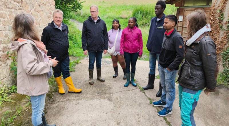 Besuch bei der SoLaWi: Landessuperintendent Dietmar Arends und Landespfarrer Dieter Bökemeier. (zweiter und dritter von links) Foto: Gossner Mission