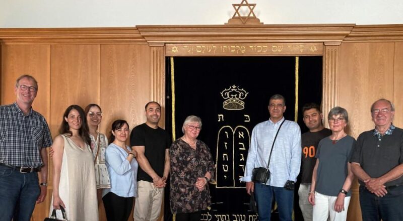 Pfarrer Dieter Bökemeier (links) und Mitglieder des internationalen Bibelkreises in der Synagoge zusammen mit Prof. Matitjahu Kellig (rechts) Foto: Lippische Landeskirche