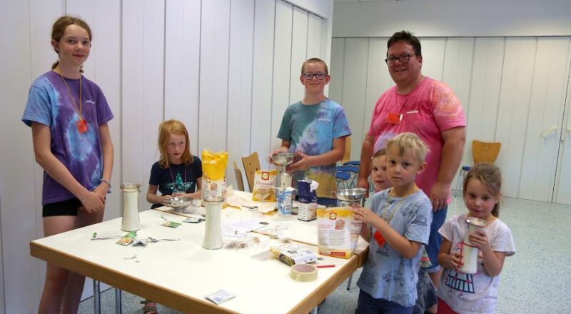 Henrike, Lotta, Trostan, Pfarrer Hendrik Meier, Amelie Jan und Frieda bereiten während der Kinderbibelwoche eine Backmischung vor. Foto: Thomas Dohna