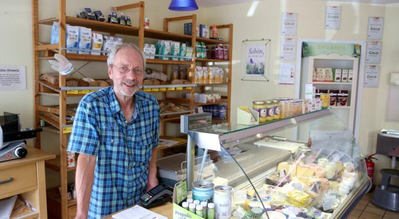 Manfred Grund steht hinter einer Theke in seinem Bioladen an der Schötmarschen Straße. Ende September 2024 schließt er seinen Laden. Foto: Thomas Dohna