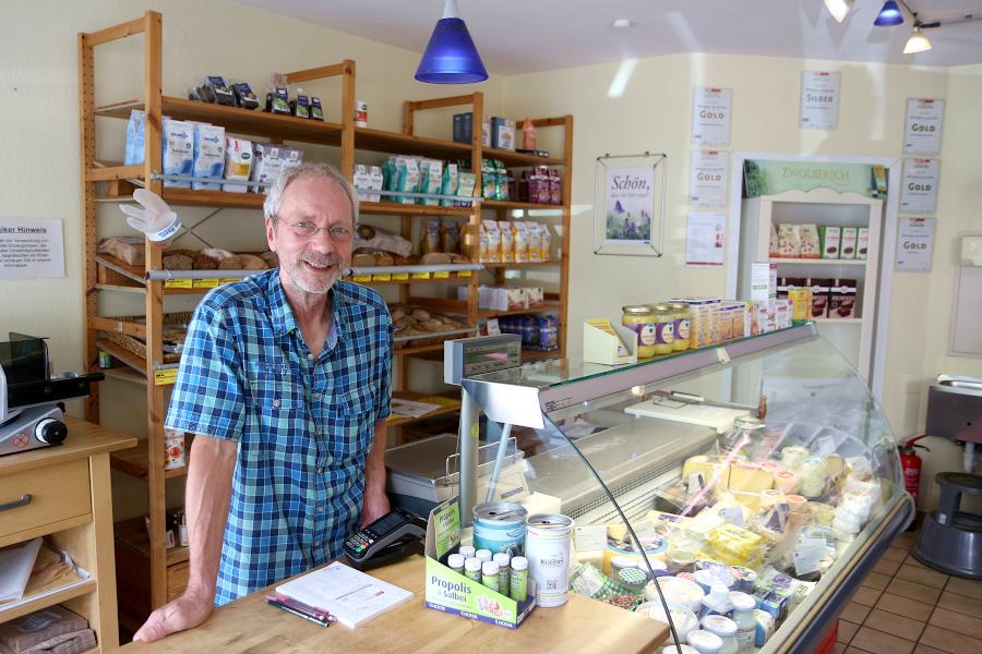 Manfred Grund steht hinter einer Theke in seinem Bioladen an der Schötmarschen Straße. Ende September 2024 schließt er seinen Laden. Foto: Thomas Dohna