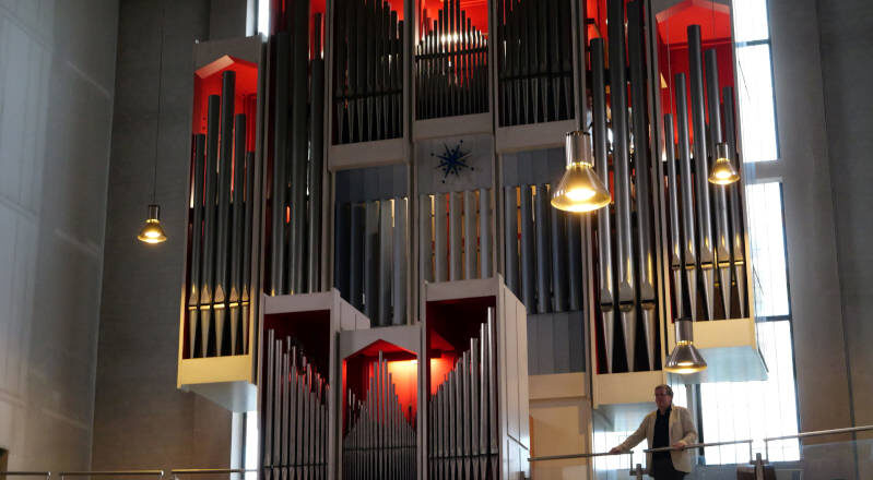 Viel Applaus. Organist Gregor Schwarz erhält an der Liebfrauen-Orgel viel Beifall. Foto: Lippische Landeskirche