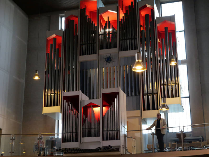 Viel Applaus. Organist Gregor Schwarz erhält an der Liebfrauen-Orgel viel Beifall. Foto: Lippische Landeskirche