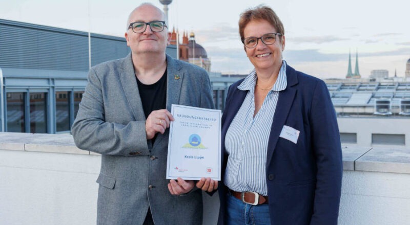 Verwaltungsvorständin Sabine Beine und Dr. Frank Oliver Klute vom Kommunalen Integrationszentrum des Kreises Lippe nahmen in Berlin die Urkunde zur Gründungsmitgliedschaft entgegen. Foto: Universität Hildesheim