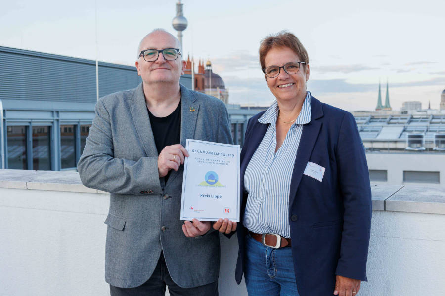 Verwaltungsvorständin Sabine Beine und Dr. Frank Oliver Klute vom Kommunalen Integrationszentrum des Kreises Lippe nahmen in Berlin die Urkunde zur Gründungsmitgliedschaft entgegen. Foto: Universität Hildesheim