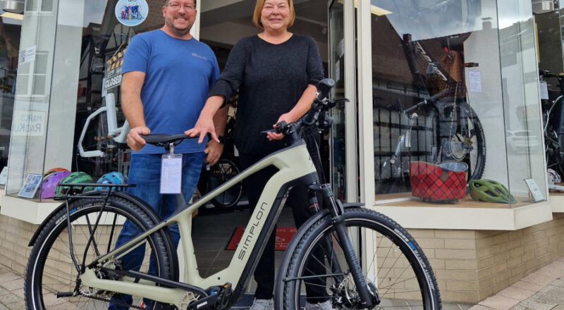 Fahrradhändler und Jungunternehmer Marc Zappe sowie Heike Preß von der städtischen Wirtschaftsförderung vor dem Eingang von MarcsRadKulTour. Foto: IHK Lippe