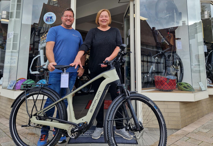 Fahrradhändler und Jungunternehmer Marc Zappe sowie Heike Preß von der städtischen Wirtschaftsförderung vor dem Eingang von MarcsRadKulTour. Foto: IHK Lippe