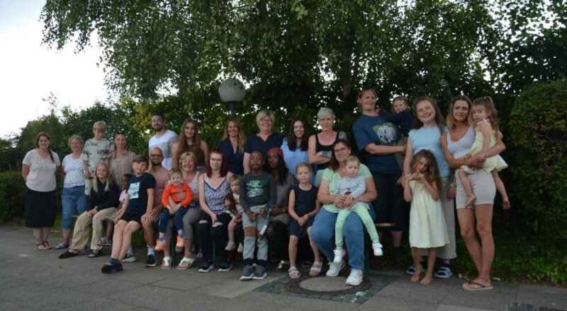 Eltern und ihre Kinder sowie das siebenköpfige Team bei „Gemeinsam (er)leben – Seminarfahrt für Allein- und Getrennterziehende“ in Grömitz an der Ostsee. FOTO: Kreis Lippe