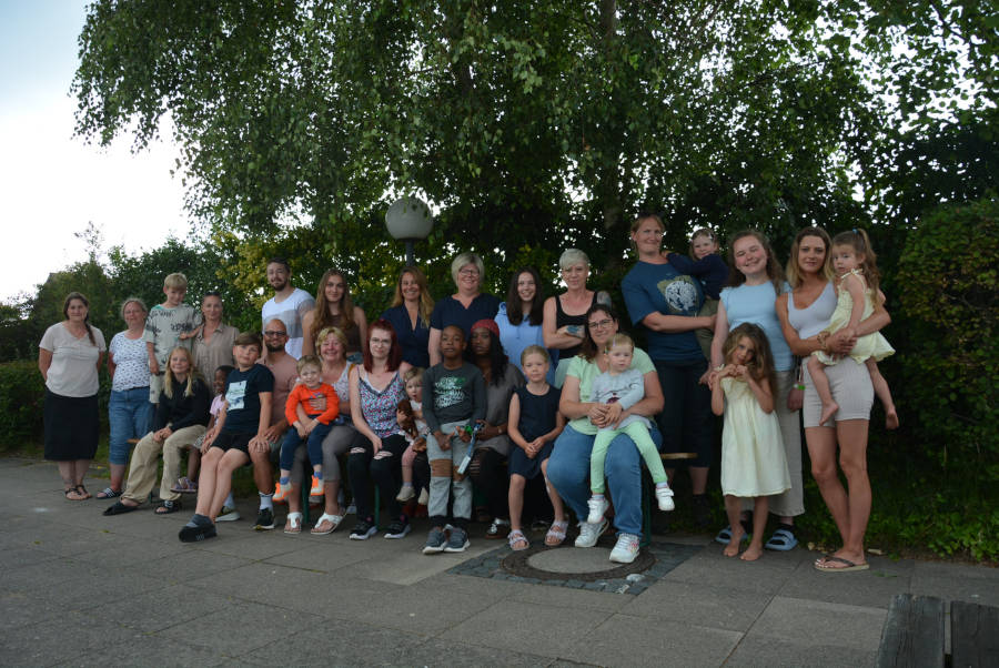 Eltern und ihre Kinder sowie das siebenköpfige Team bei „Gemeinsam (er)leben – Seminarfahrt für Allein- und Getrennterziehende“ in Grömitz an der Ostsee. FOTO: Kreis Lippe