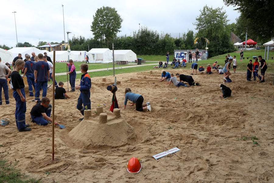 Im Beachvolleyballfeld am Schulzentrum mussten die Gruppen Sandburgen bauen. Die Blomberger (vorn) bauten eine - Burg. Foto: Thomas Dohna