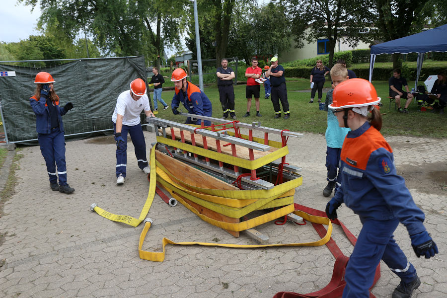 Ein Gefängnis aus Feuerwehrmaterial soll hier gebaut werden. Die Jugendlichen hatten 20 Minuten für die Planung und 15 Minuten für den Bau. Foto: Thomas Dohna 