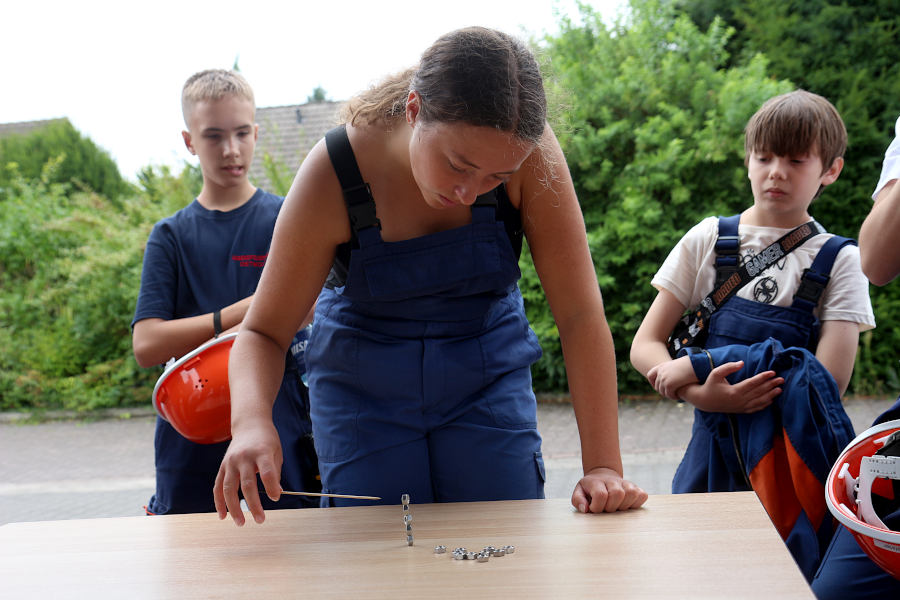 Geduld und Fingerspitzengefühl waren beim Aufeinanderstapeln von Muttern gefragt. Foto: Thomas Dohna 