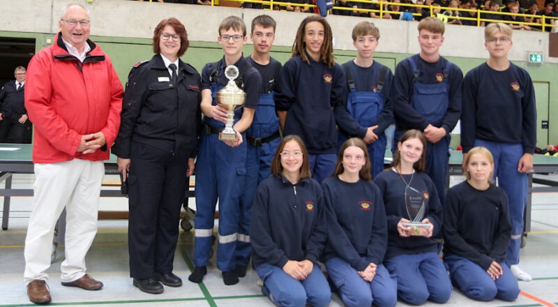 Die Gewinner des Pokals der Kreisjugendwartin kommen aus der Jugendfeuerwehr Oerlinghausen. Foto: Thomas Dohna