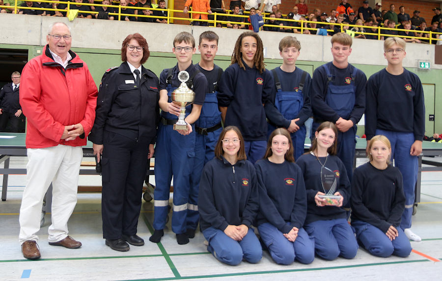 Die Gewinner des Pokals der Kreisjugendwartin kommen aus der Jugendfeuerwehr Oerlinghausen. Der stellvertretende Landrat Kurt Kalkreuter und die Kreisjugendfeuerwehrwartin Heike Lalk gratulieren.  Foto: Thomas Dohna