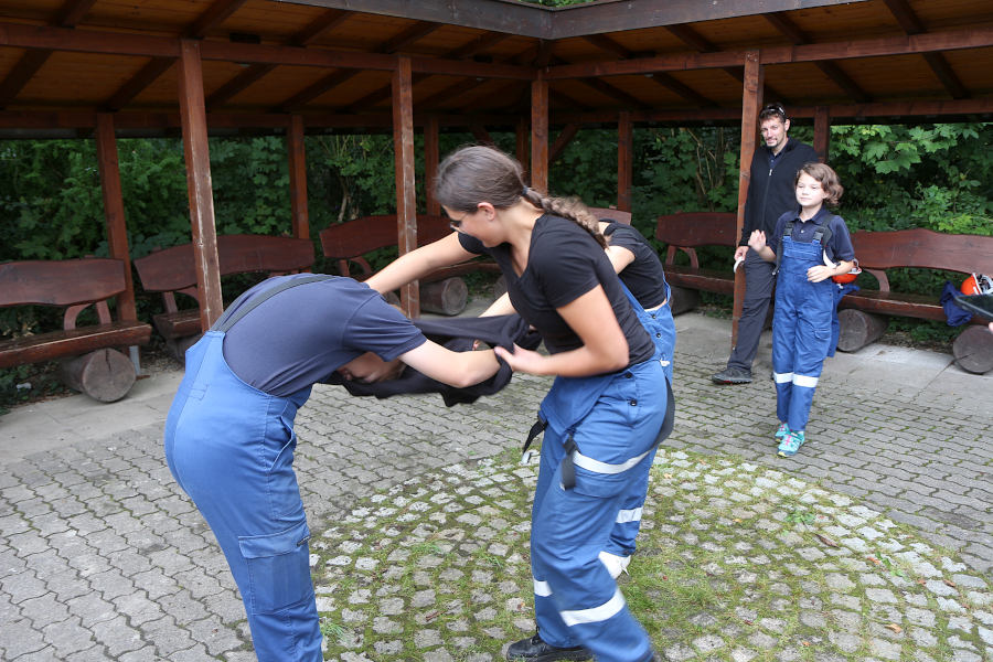 T-Shirt an- und ausziehen, auf Tempo und Zahl war die Aufgabe auf dem Heimathof. Foto: Thomas Dohna