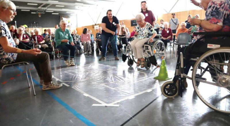 Mit Freude dabei: Teilnehmerinnen und Teilnehmer an den ersten Lemgoer Seniorenspielen. Foto: Ev. Altenzentrum am Schloss