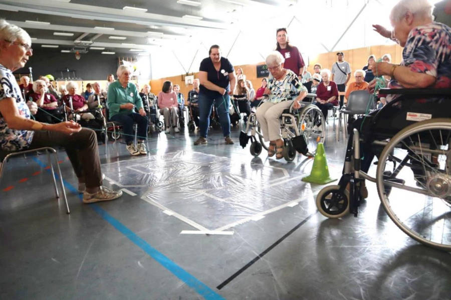 Mit Freude dabei: Teilnehmerinnen und Teilnehmer an den ersten Lemgoer Seniorenspielen. Foto: Ev. Altenzentrum am Schloss