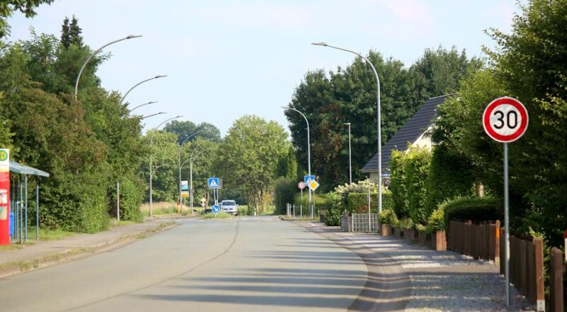 Die Tempo-30-Schilder an der Herforder Straße in Schuckenbaum sind neu. Sie sollen Fahrradfahrer und Fußgänger schützen. Foto: Edeltraud Dombert