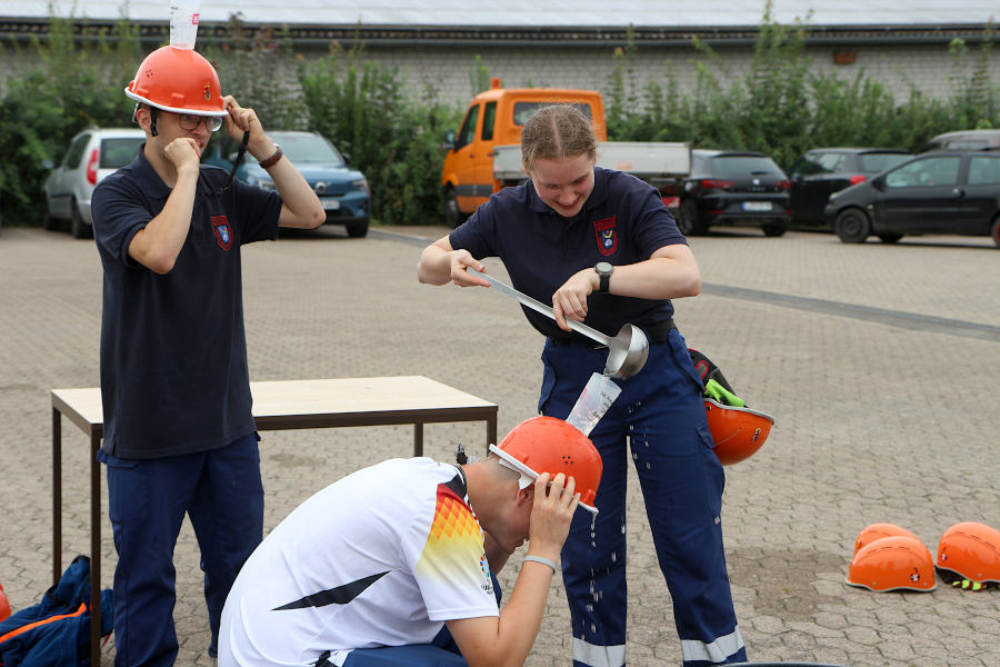 Wasser in den Becher auf dem Helm und dann über einen Hindernisparcours laufen, das war eine der Aufgaben während der Rallye durch die Gemeinde. Foto: Thomas Dohna