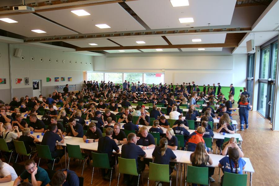 Zum Essenfassen kamen die Teilnehmerinnen und Teilnehmer des Zeltlagers in der Mensa des Schulzentrums zusammen. Foto: Thomas Dohna