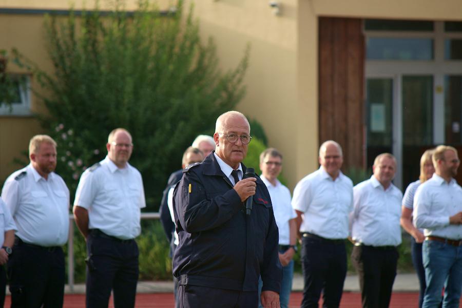 Der Leiter der Freiwilligen Feuerwehr Leopoldshöhe Harald Schubert begrüßte die Jugendlichen und ihre Betreuerinnen und Betreuer. Foto: Thomas Dohna