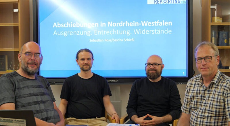 Vortrag im Landeskirchenamt. Mit Frank Gockel (Flüchtlingshilfe Lippe), den Autoren Sebastian Rose und Sacha Schießl sowie Dieter Bökemeier (Lippische Landeskirche) (von links). Foto: Lippische Landeskirche